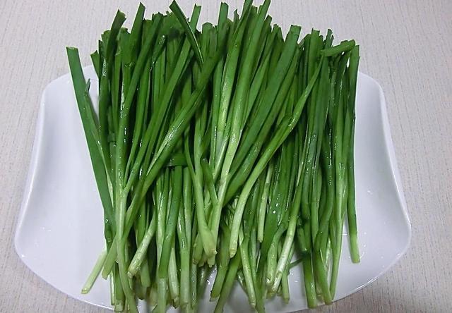 稍微有点缝隙,就往牙齿缝里钻,这个还稍微好弄一点   绿色蔬菜