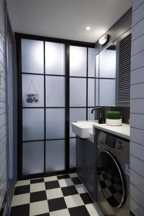 卫生间与厨房的空间基本是连贯一体,洗衣机正好布置在2个