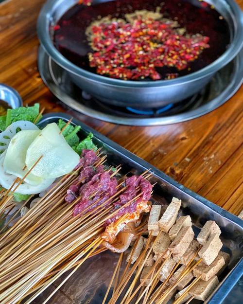 老板很"撇脱",老成都的串串香,几十年的苍蝇馆子,价廉味更美|火锅