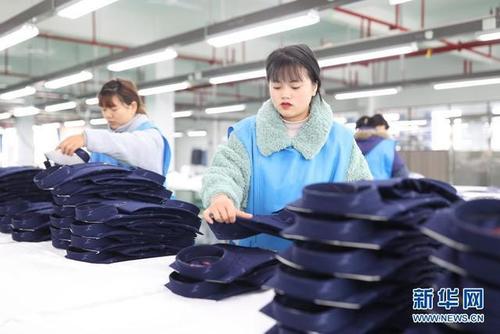 在玉屏侗族自治县锦超服饰有限公司生产车间,工人整理加工好的服装