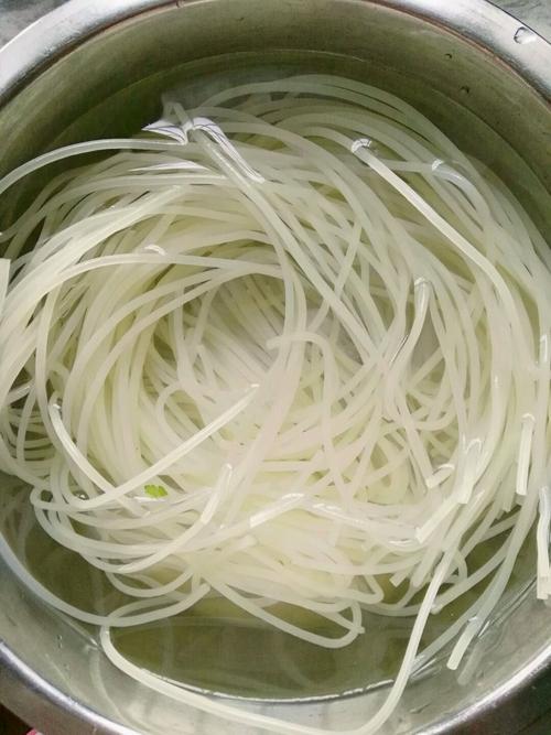 浸泡米粉,至少两小时