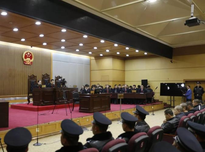 扫黑包头首例涉黑案件一审公开宣判四主犯被判1318年