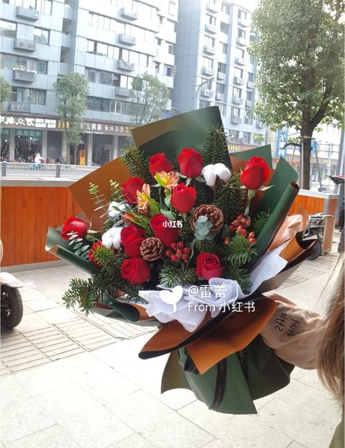 圣诞节爆款主题花束_花束_圣诞节去哪玩_缇香花店_红玫瑰_圣诞暖心