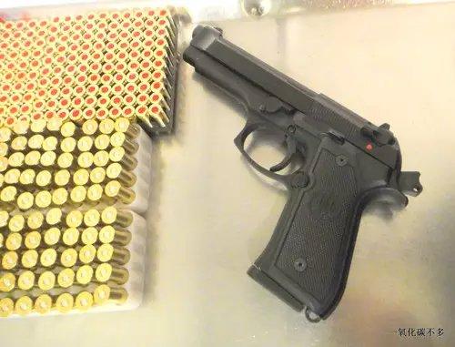 废话不多说了,上我自己的射击图吧 : m9 外,我带了把380 special 口径