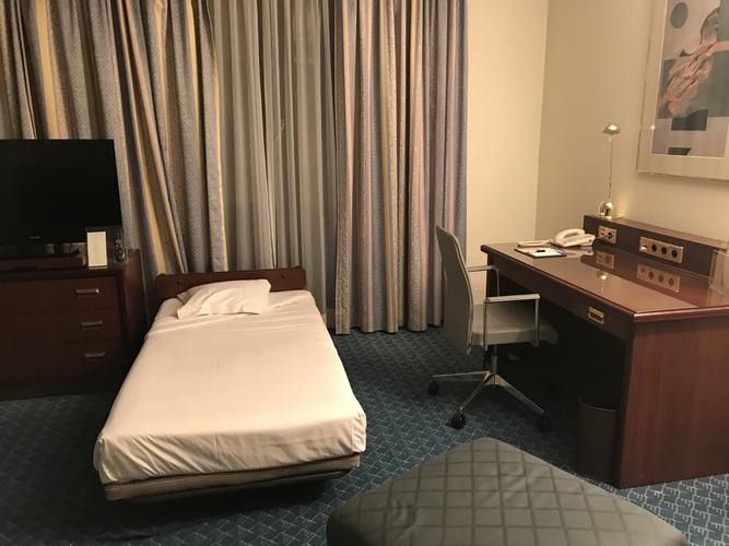这是我在一个人在卢森堡附近住的酒店房间 — 图片b