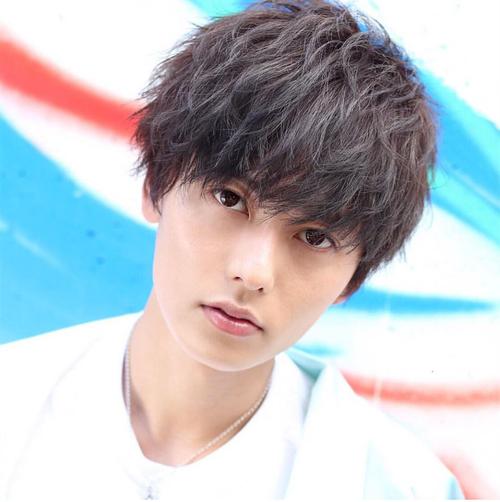 男生中碎发头发大部长度约在12厘米以上,刘海盖住眼睛,鬓角比耳根部稍