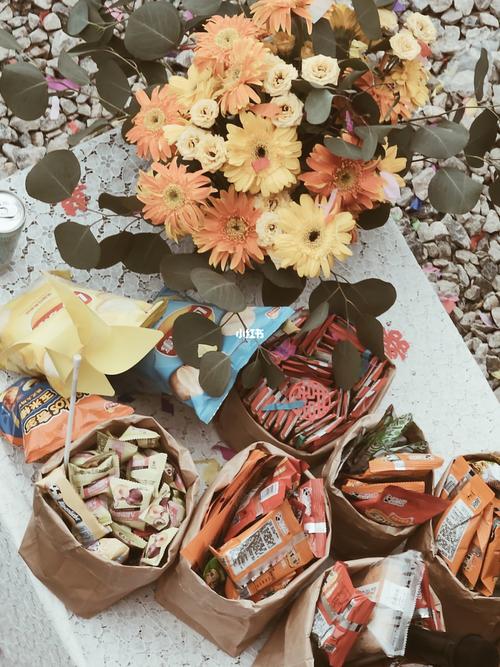 但乡下交通不方便,加上甜品台份量少且成本更高,最终选择了做个零食台
