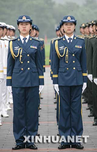 &nbsp;下图:这是陆军女军官礼服