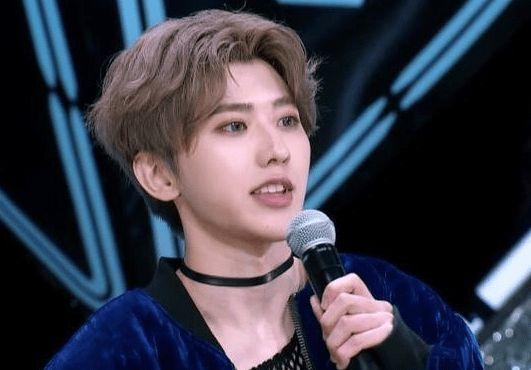 官媒狠批娘炮形象,拿蔡徐坤照片做配图,惹粉丝不满晒肌肉自拍照