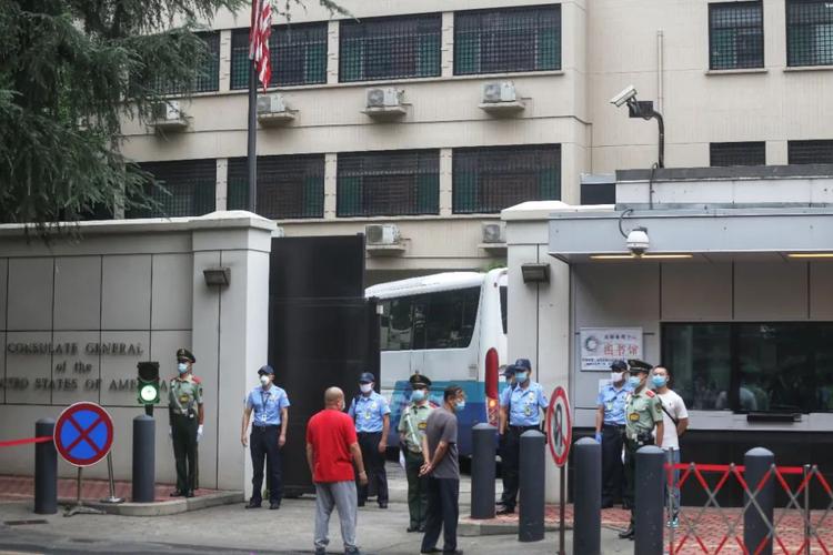 现场:大巴和搬家公司货车开进美国驻成都总领事馆