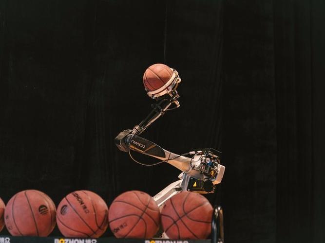机智过人 | 林书豪担任最强人类检验员,与投篮机器人进行终极pk