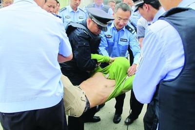 男子突发病当街抡刀追赶路人 僵持一小时警方将其制伏