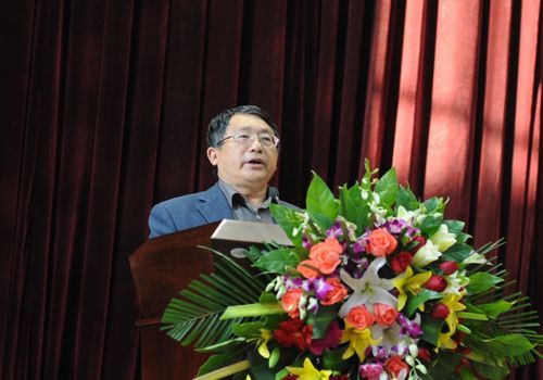 校长,学校科学道德和学风建设宣讲教育活动领导小组组长何辉讲话