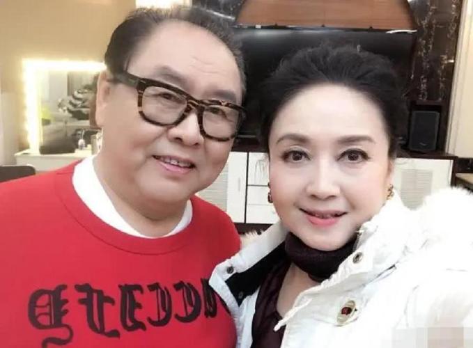 马德华的妻子是一个貌美如花的人,虽然在电视中马德华饰演的猪八戒没