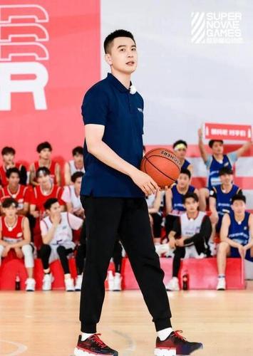 中国最帅篮球教练被曝出轨美艳女网红?工作室这样回应