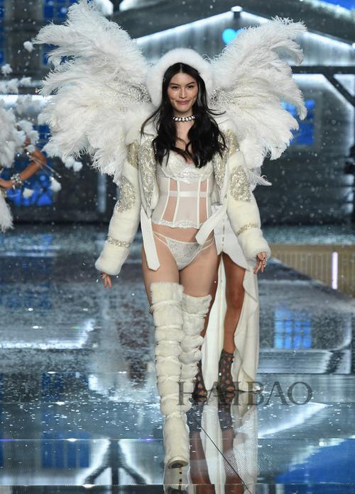 何穗亮相2015维多利亚的秘密 (victoria"s secret) 大秀——冰雪天使
