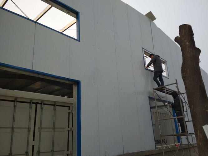 工人安装钢构厂房窗户