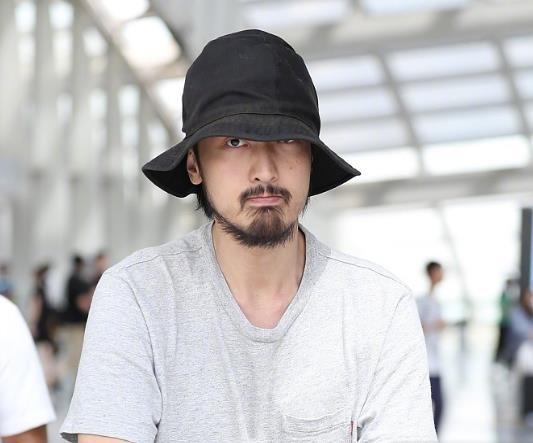 王传君胡子拉碴现身机场 油腻大叔即视感 网友直呼:我的青春啊