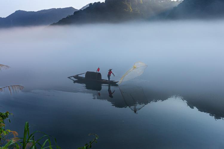 湖南郴州小东江晨雾鱼夫鱼船撒网捕鱼