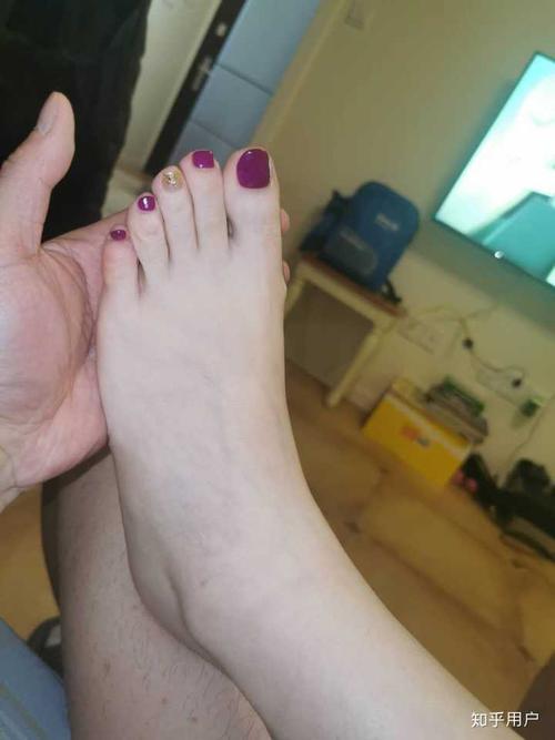 老婆的脚,感觉比较极品:白,37码,趾头长短合适,趾甲形状也不错.