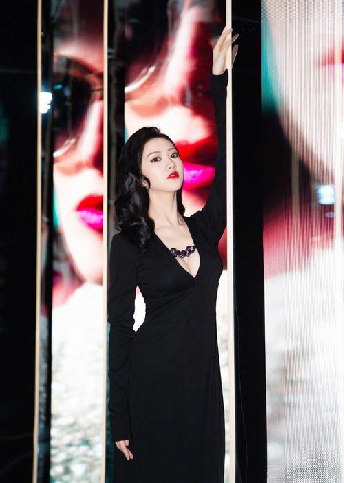 32岁景甜穿黑色深v紧身裙,窈窕身材诱惑至极,太有女人味