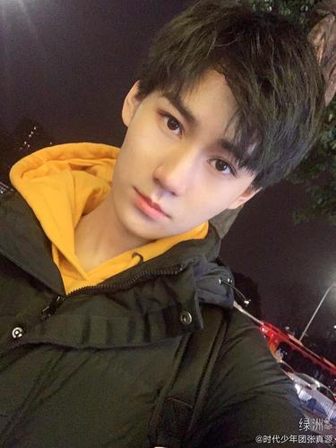 中英混血雕刻美男