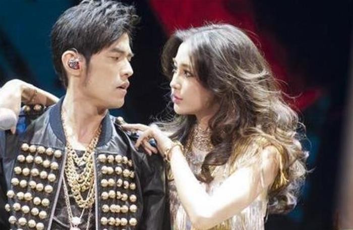 陈伟霆杨颖陈伟霆看着杨颖绯闻