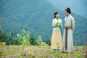 剧中杨蓉饰演的小师妹岳灵珊清纯活泼,单纯善良,与令狐冲(霍建华饰)和