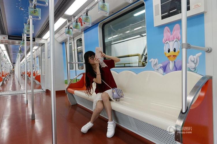 上海地铁迪士尼主题列车亮相 车身喷满卡通人物