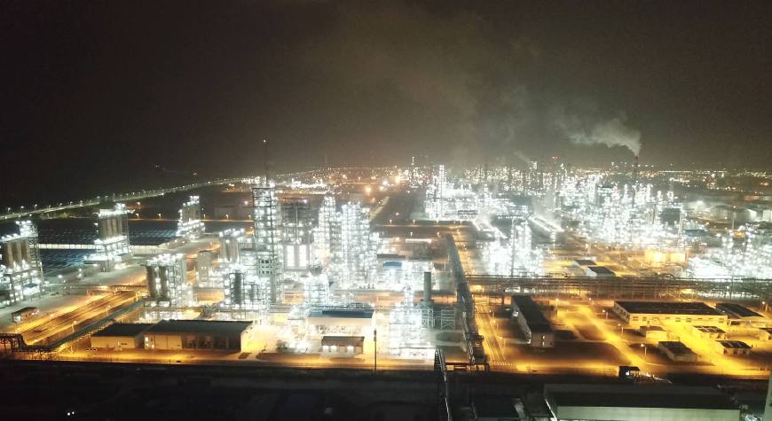 石油化工学工业区夜景航拍