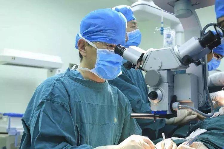 仁心仁术阳光融和专家显微镜下接断臂