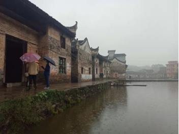 它们同饮一河水(址渡河在油市境内称九山河),同耕一块地(肥沃相交的褐