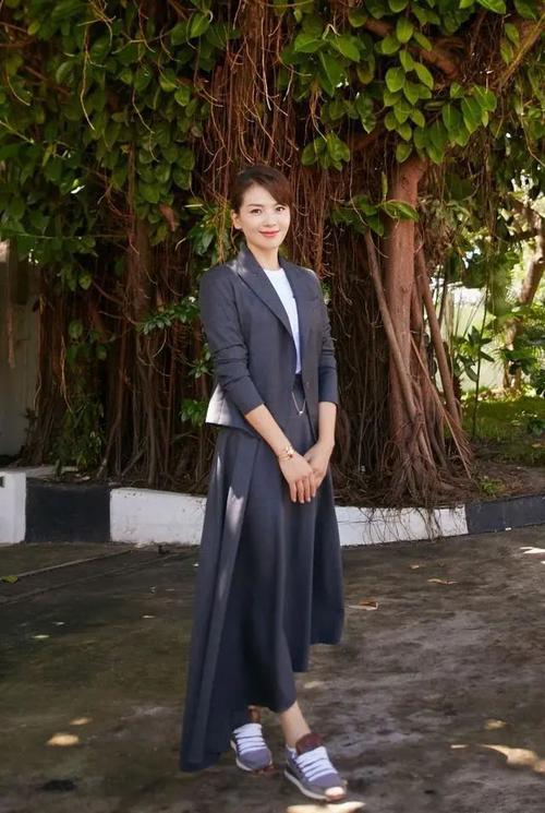 t恤下面一定不要穿阔腿裤,看看刘涛,这样穿是有多美