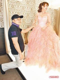 柯以柔搭百年结婚潮闪嫁 爆奶婚纱驭厨夫