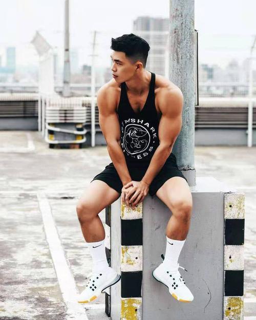 憨憨的运动型大男孩,那壮实给力的肌肉定然不会让你失望