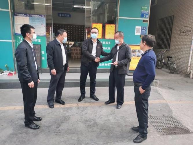 区委编办副主任李士庆,副主任丘小筠,街办事处主任许攀走访慰问老党员