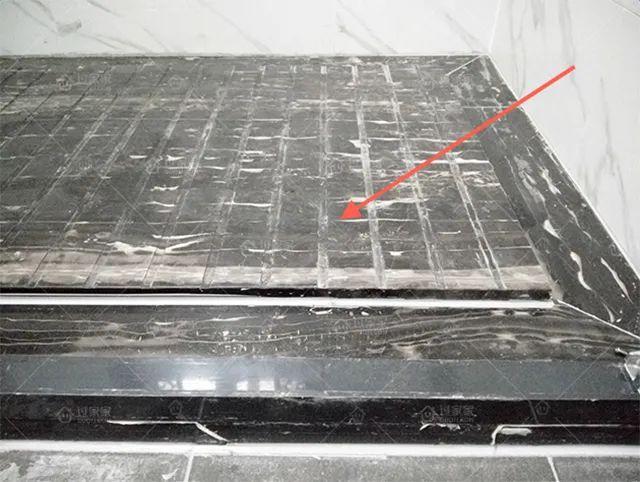 淋浴房做拉槽设计排水速度杠杠的再也不用担心排水不及时了