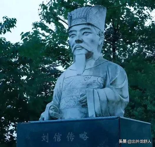 沿湖遍植花木.设置若干人文景点,如亭台碑碣及舒城历史名人雕像等.