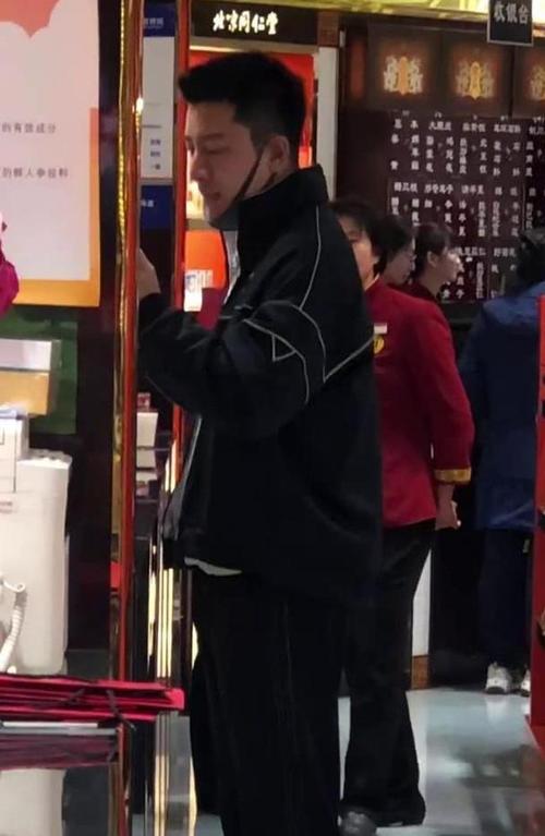 偶遇贾乃亮一个人逛街买年货,一身休闲装穿着随意,被赞更爷们了