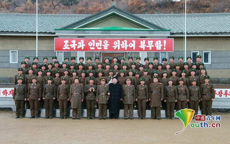 金正恩视察炮兵手挽司令官亲密合影