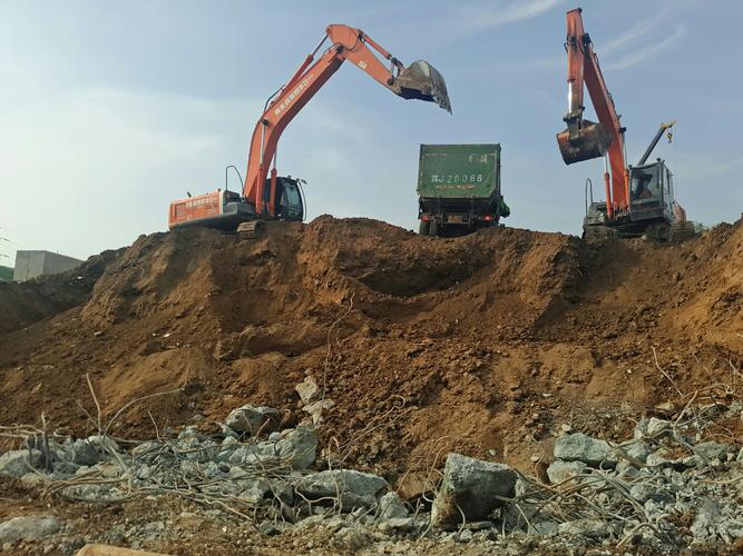 凿除既有挡墙,挖土方