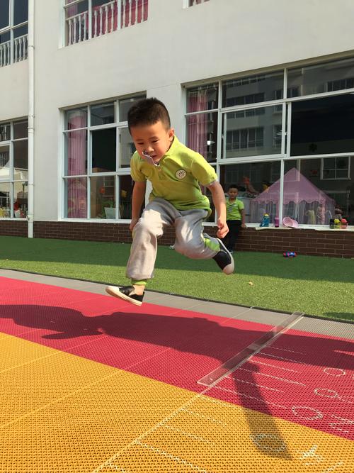 富丽幼儿园大一班"立定跳远"比赛活动