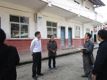 日下午,大英县教育局廖福金局长一行到寸塘口初中检查指导工作.
