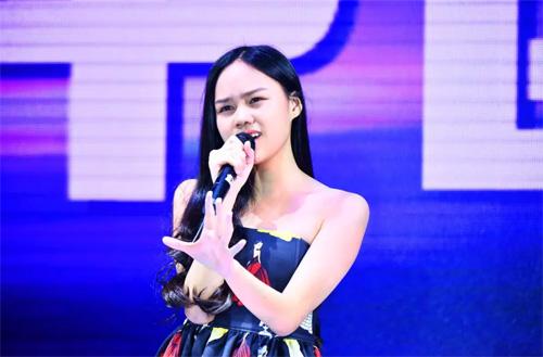 人气王汤晶锦 献唱青蛙王(皇)子2019秋新品发布会