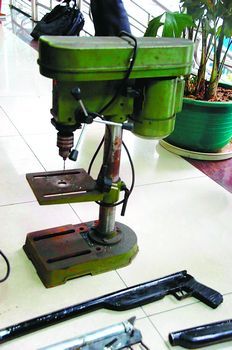 装修师傅地下造黑枪(组图)