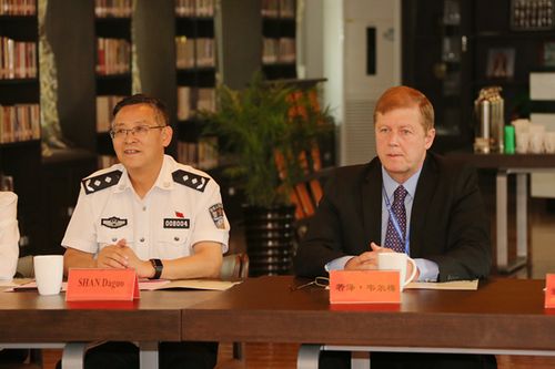 单大国副院长,若泽&middot;雅伊尔&middot;韦尔梅局长出席座谈会
