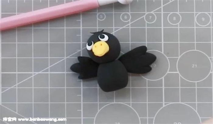 1,先用黑色粘土捏出圆圆的乌鸦脑袋,上面粘上一双大眼睛.