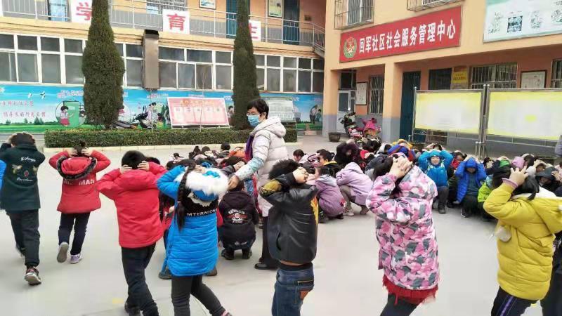 新学期安全第一课——回军小学开展防震安全演练