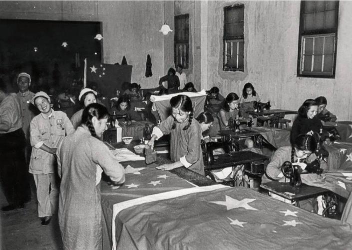 为欢庆解放南京,工厂女工正在赶制国旗.
