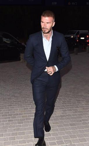 贝克汉姆巴黎出席艺术展开幕式,完美形象与前泽友作现最萌身高差